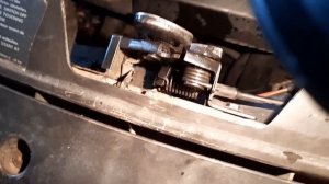 Як відкрити капот якщо відірвався тросік на Volkswagen Sharan