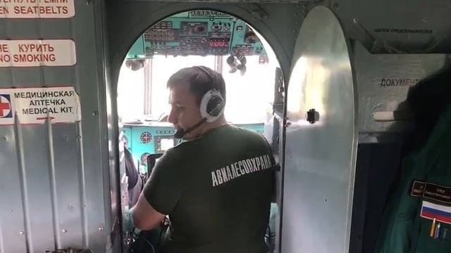 Летчик-наблюдатель в кабине вертолета. Тюменская область. Горит лес смотреть онлайн