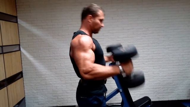 Убойная тренировка рук. Max Zhuikov. Fitbody.(трисет на бицепс) смотреть онлайн