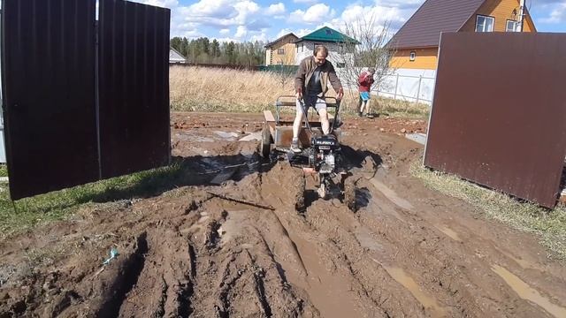Мотоблок Ока 9 л.с. с прицепом. Motoblock Oka 9 hp with a trailer, driving through mud. смотреть онлайн