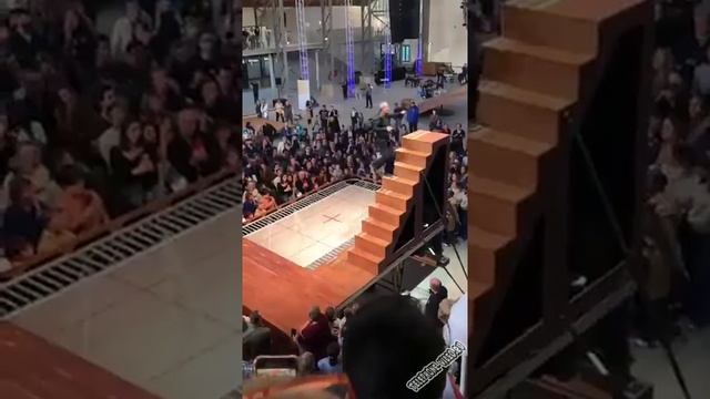 шоу на ступеньках ребятам на фронт я там уже был и знаю каково это 2202 2003 4591 2586 смотреть онлайн