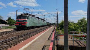 Железная дорога. Остановился на красный, не много постоял и поехал дальше ВЛ11М-202/203А