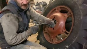 НОВАЯ РЕЗИНА И ДИСКИ НА ТРАКТОР  МТЗ 82 
БАРТИРОВКА  КОЛЁС СВОИМИ РУКАМИ , ЗАМЕНА РЕЗИНЫ , ПОКРАСКА