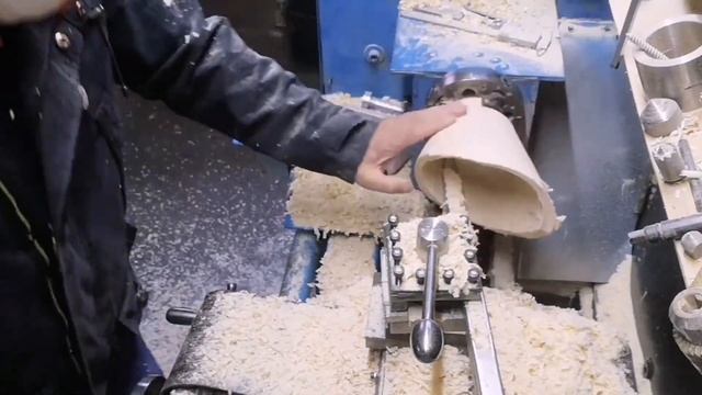 Делаю вазу из тополя на самодельном токарном станке. Поделки из дерева и металла в гараже. смотреть онлайн