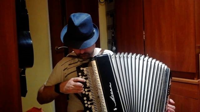 "W ziemiance" na bajanie (В землянке на баяне; "In the dugout") смотреть онлайн