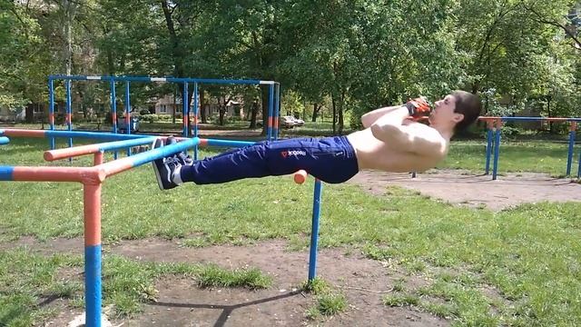 КАК ПРОКАЧАТЬ ПРЕСС НА ТУРНИКЕ И БРУСЬЯХ смотреть онлайн