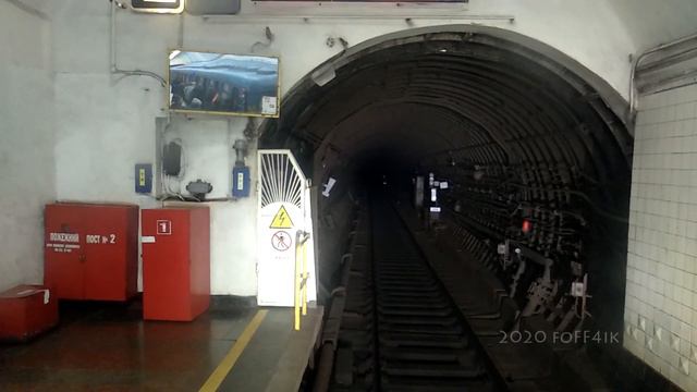 У кабіні машиніста метро (Київ, Гідропарк – Дніпро – Арсенальна – Хрещатик) (cab view video) смотреть онлайн