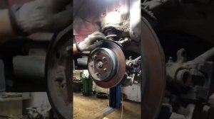 Замена задних тормозных дисков, колодок и обслуживание колодок ручника Honda CR-V 2008 г.