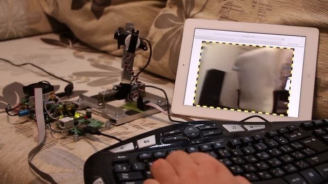 Wi-Fi камера-робот (A robotic Wi-Fi webcam) смотреть онлайн