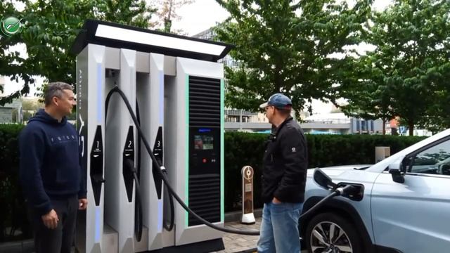 Заряжаю тестовый электромобиль Москвич 3e на новой московской зарядной станции «Engy» смотреть онлайн
