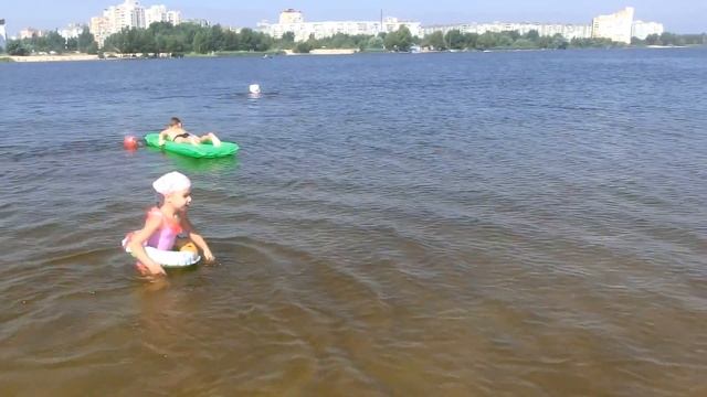 Учимся плавать с детским надувным кругом на пляже смотреть онлайн