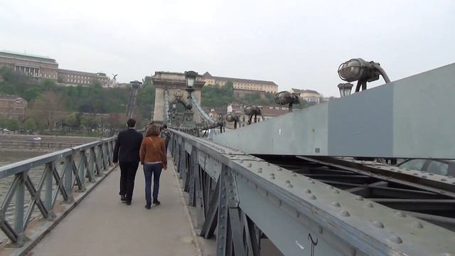 Crossing the Chain Bridge in Budapest смотреть онлайн