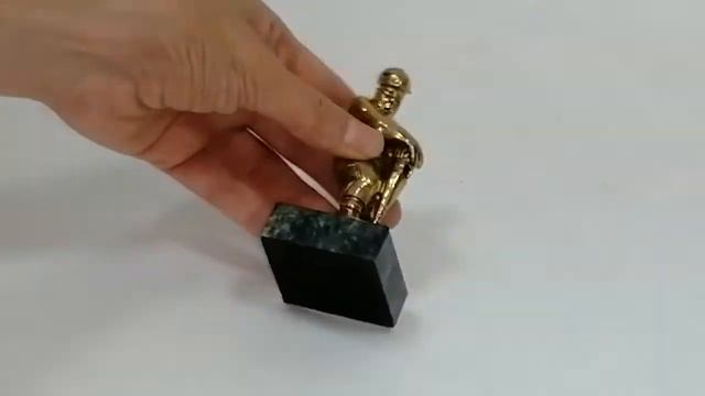 Статуэтка "Строитель дорог" смотреть онлайн