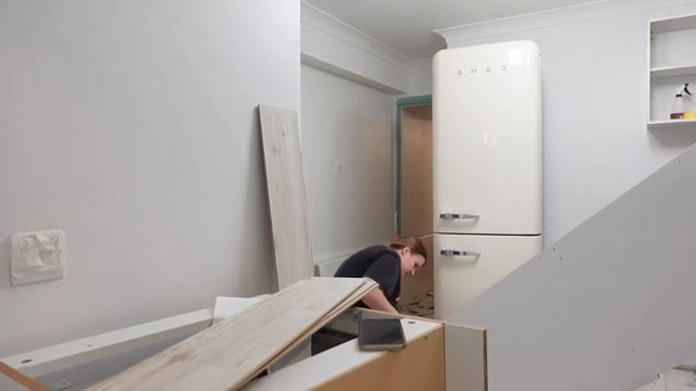 РЕМОНТ СВОИМИ РУКАМИ: КРАСИМ ВАННУЮ В ЗЕЛЕНЫЙ И ВЕШАЕМ ПЛАКАТЫ В СПАЛЬНЕ смотреть онлайн