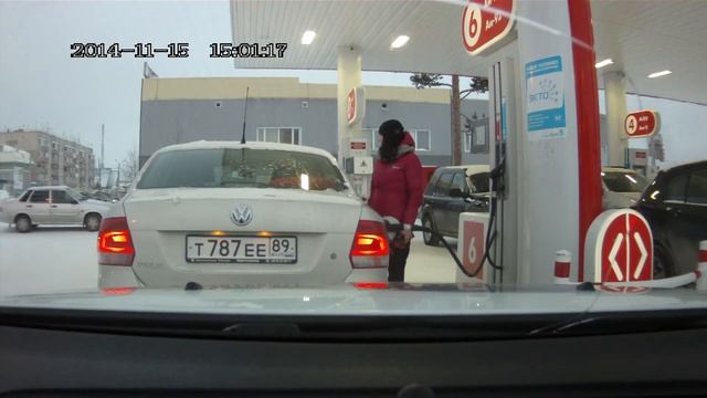 Ноябрьск-ЯНАО. Видео № 3. Бестолковая толкучка на АЗС ЛУКойл