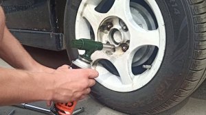 Как открутить гайки на колесе если сорваны или слизаны грани