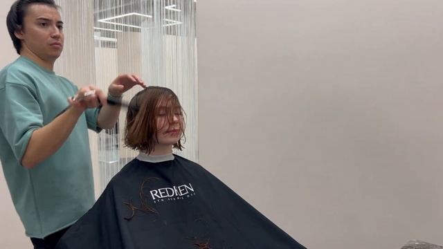 Стрижка КАРЕ Самая Простая техника Тренд 2023? смена образа! Длинные волосы в короткие. смотреть онлайн