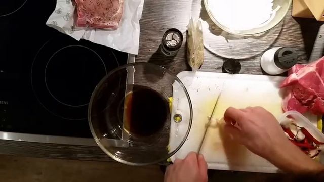 Стейк с картофелем и маринованный лук. смотреть онлайн