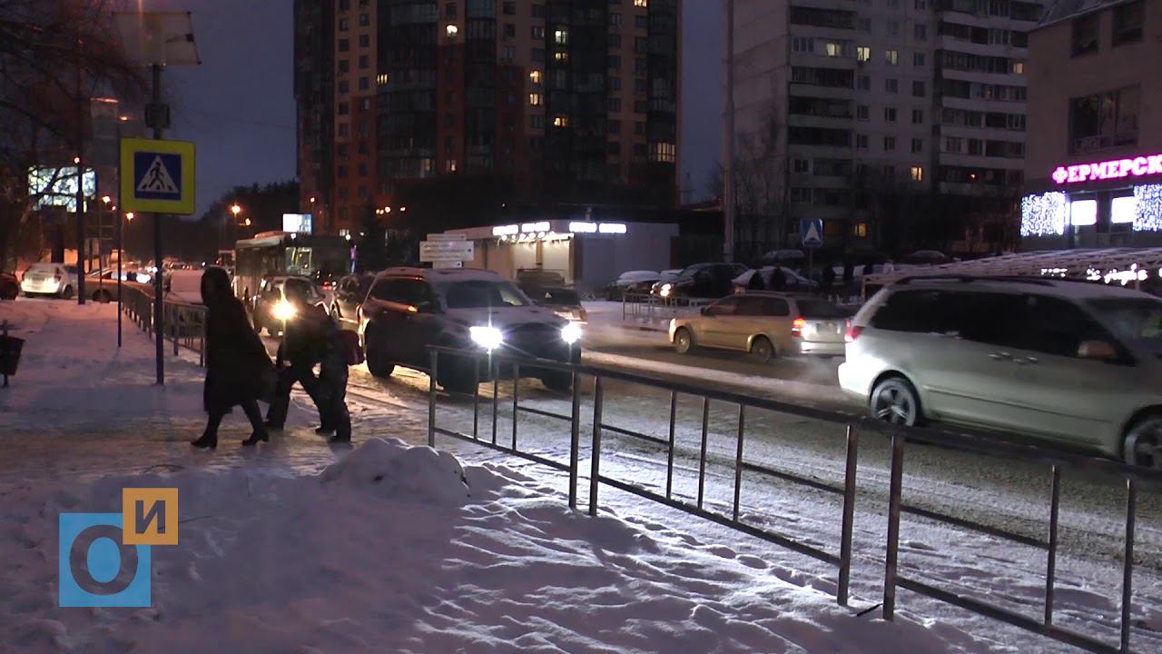 Нескончаемый поток пешеходов в утренние часы на ул. Чикина в Одинцово смотреть онлайн