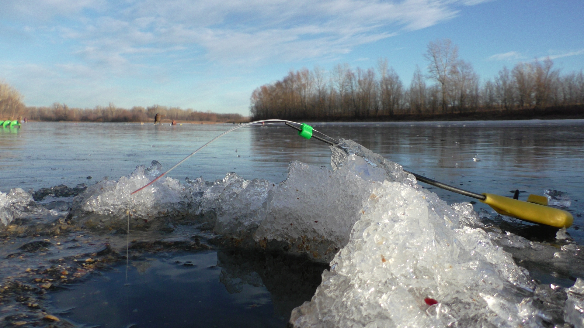 Нашли место, где рыба не давала скучать. Зимняя рыбалка с отцом. смотреть онлайн