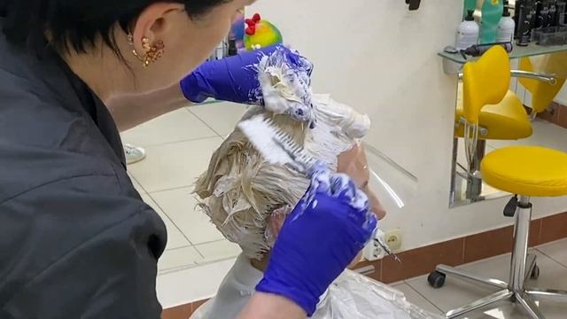 Обесцвечивание желтых волос в пастельно розовый оттенок Тонирование в перламутровый оттенок смотреть онлайн