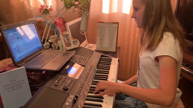 Margarita. "Два весёлых гуся" в МИ-бемоль мажоре наизусть левой рукой с сольфеджированием. смотреть онлайн