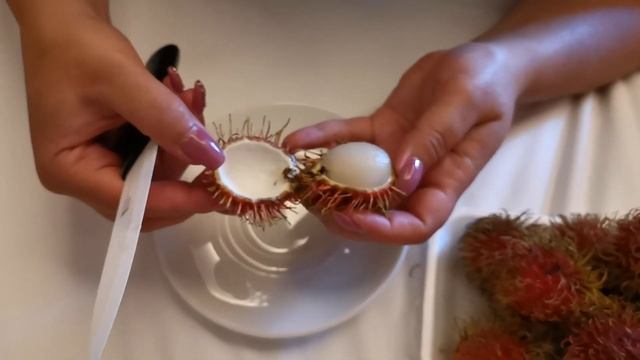 Как правильно есть рамбутан/ How to eat rambutan смотреть онлайн