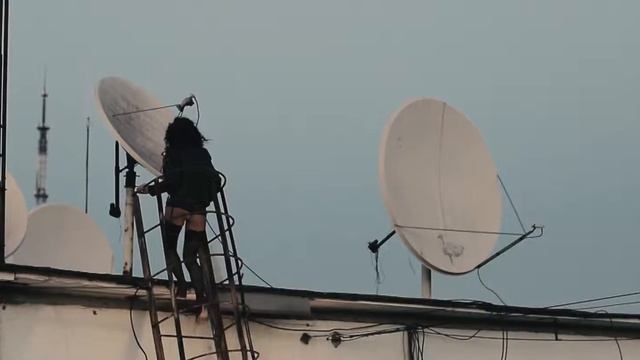 Martini Asti на лице и трусиках заводной брюнетки смотреть онлайн