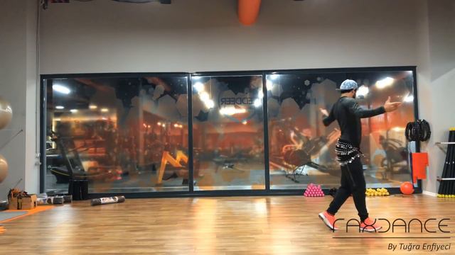 ERİK DALI GEVREKTİR | Tuğra Enfiyeci | Zumba Dans смотреть онлайн