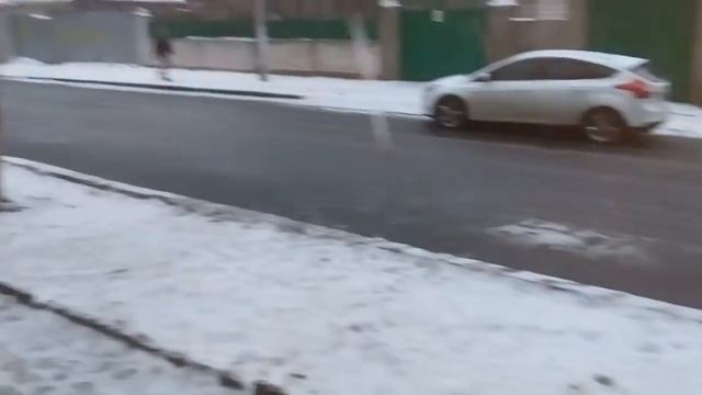 Video №42: Закончился ремонт дороги по Белой, асфальт под снегом смотреть онлайн