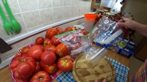 Маринованные помидоры с виноградными листьями.