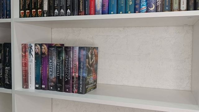 Расстановка книг на книжные стеллажи