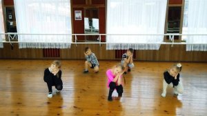 Зайка серенький сидит