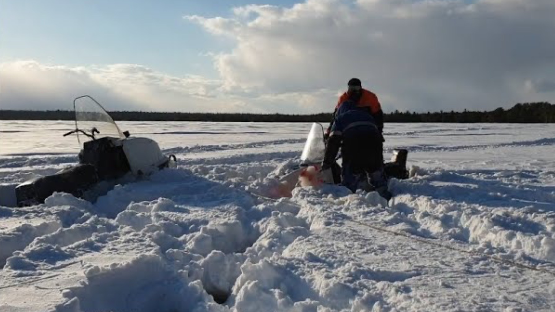 *Российские снегоходы* попали в наледь на озере. смотреть онлайн