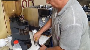 Приготовление латте с помощью профессиональной кофемашины La Cimbali M32 (видео)