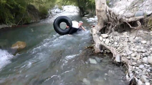 BUG OUT WILD RAPIDS смотреть онлайн