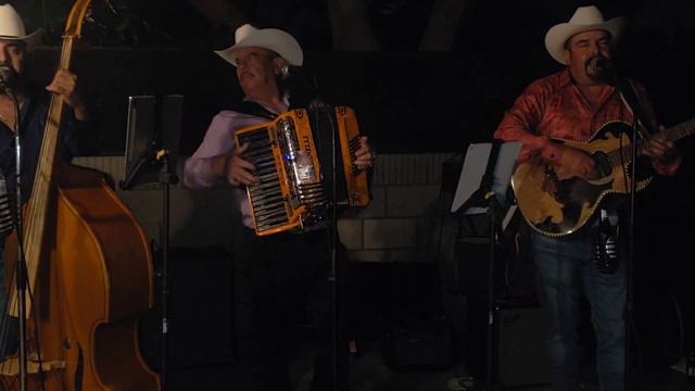 Los De Canelas ft Jorge Molina 2022- Ojitos Negros Encantadores смотреть онлайн