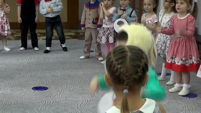 "Как зверята мам поздравляли" Евтодьевой Аллы / мл. гр/ смотреть онлайн