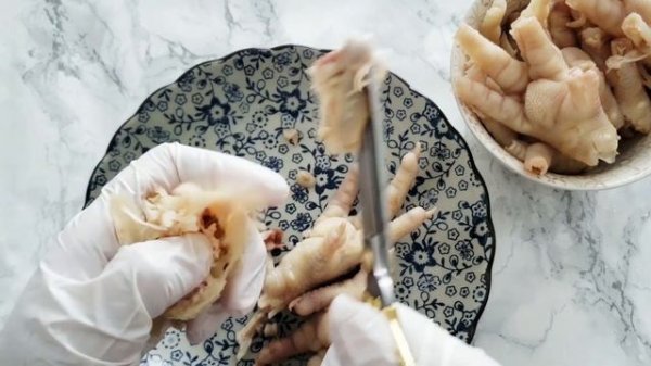 秒杀牙签去骨法 | 10分钟12只鸡爪快速完整脱骨 煮鸡爪是关键 【柠檬泡椒无骨凤爪】