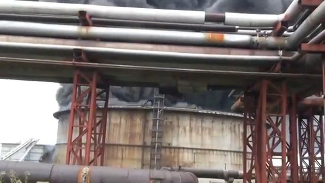 Пожар на Лисичаснком НПЗ - горел резервуар Е3... Вспомним как это было в 2014 году... смотреть онлайн