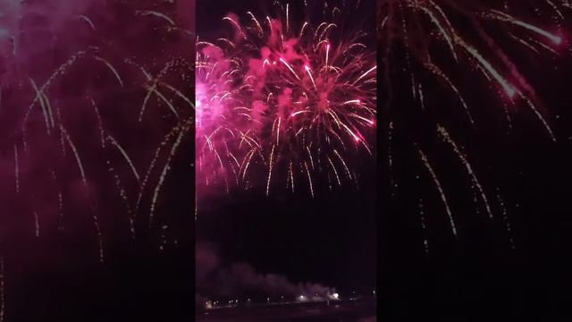 Fuochi d'artificio a Roseto degli Abruzzi смотреть онлайн