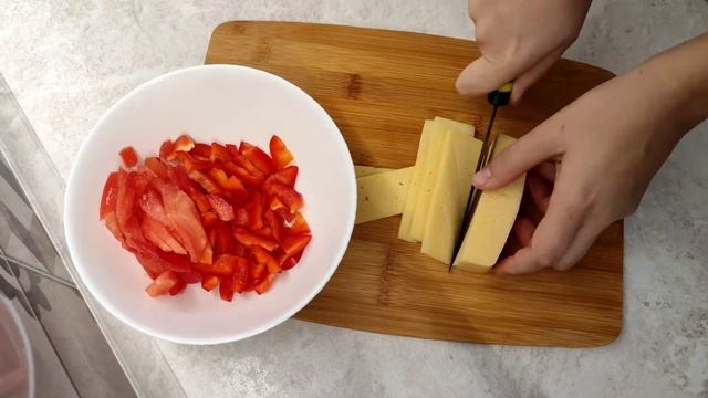 Салат с болгарским перцем, копченой колбасой. Очень вкусно и просто! смотреть онлайн