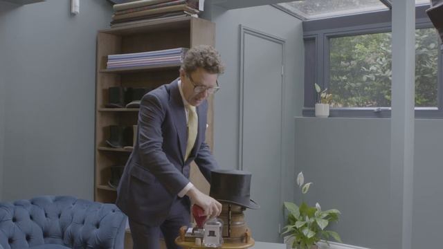 Oliver Brown: How to clean a Top Hat смотреть онлайн