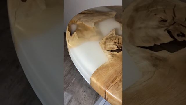 Круглый стол из дерева граб и эпоксидной смолы смотреть онлайн