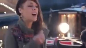 Классная французская уличная певичка