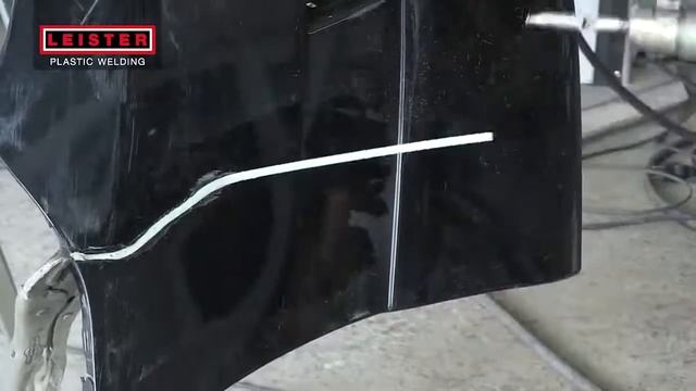 Ремонт автомобилей с помощью ручного аппарата горячего воздуха TRIAC ST