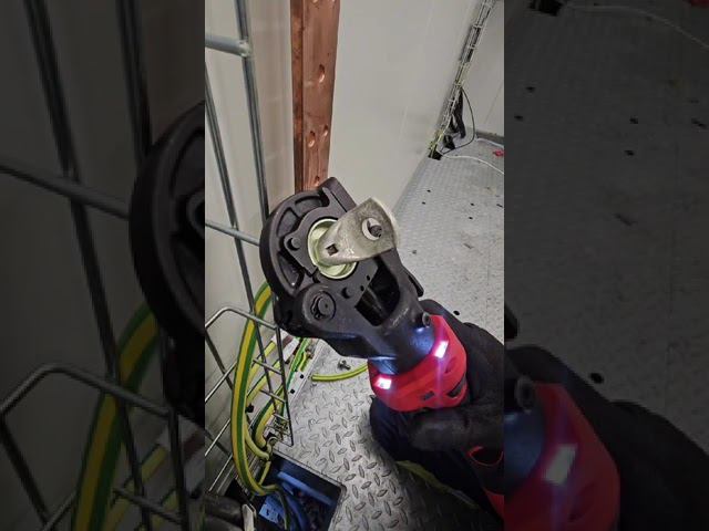 Подключение кабеля заземления 1х35 мм2 к медной шине сечением 8х50 мм смотреть онлайн