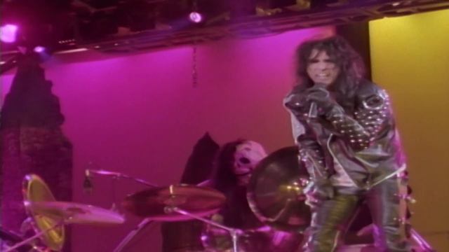 Poison (Live) - Alice Cooper | Alice Cooper Trashes the World | Front Row Music смотреть онлайн