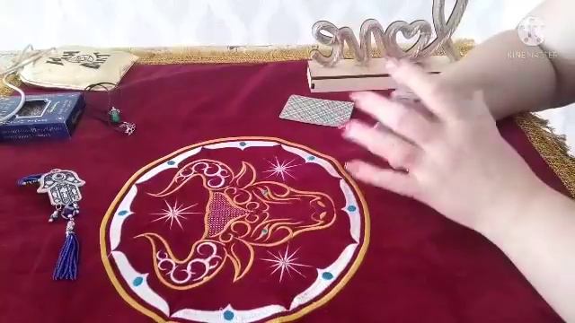 Что у него происходит с женщиной в доме с которой живёт? смотреть онлайн