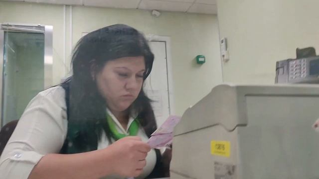 При дефиците наличных евро в РФ легко обменять две банкноты 500 евро даже с дефектами смотреть онлайн